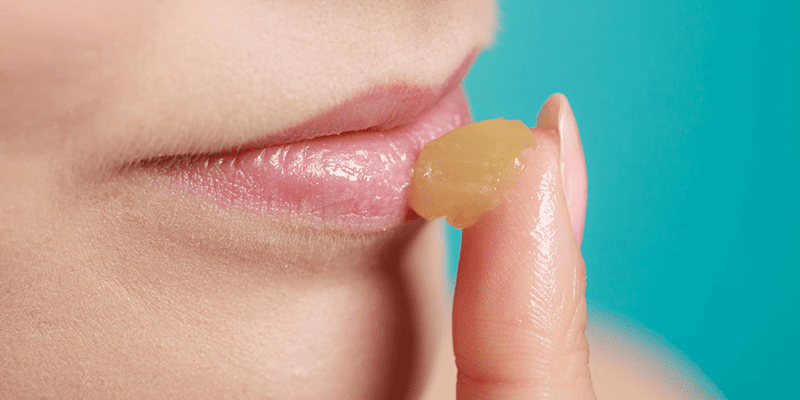 thường xuyên bôi vaseline lên môi sẽ làm mềm môi hơn