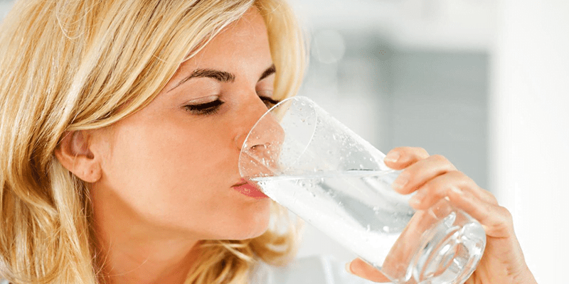 uống thật nhiều nước sẽ giúp da và môi bạn không bị khô nứt