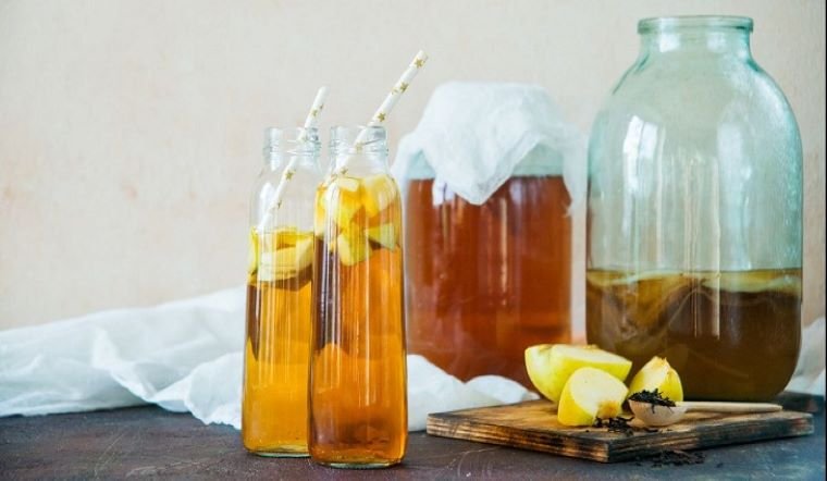 trà Kombucha có ga giống như bia và vị chua chua của giấm lên men