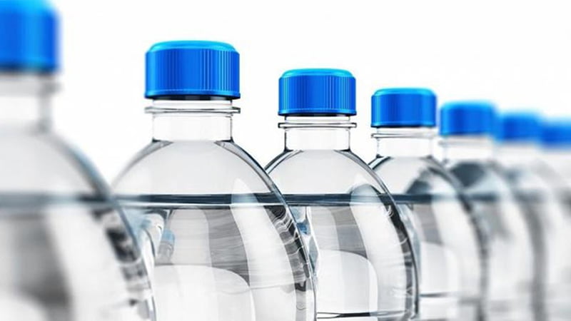 Tin đồn dùng chai nhựa đựng nước để trong tủ lạnh gây ung thư là không chính xác
